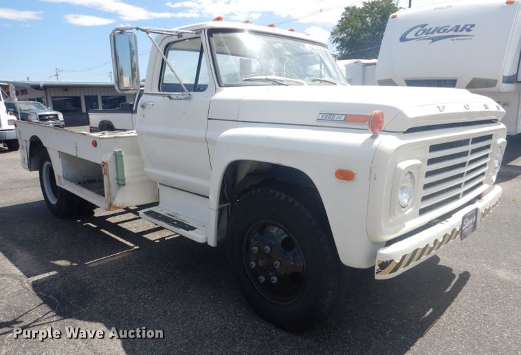 image for item HU9270 1972 Ford F600  flatbed truck