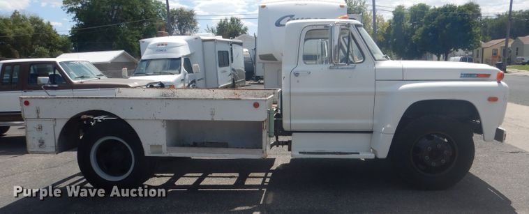 image for item HU9270 1972 Ford F600  flatbed truck