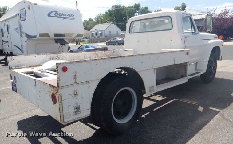 image for item HU9270 1972 Ford F600  flatbed truck