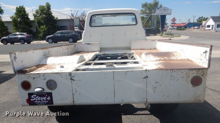 image for item HU9270 1972 Ford F600  flatbed truck