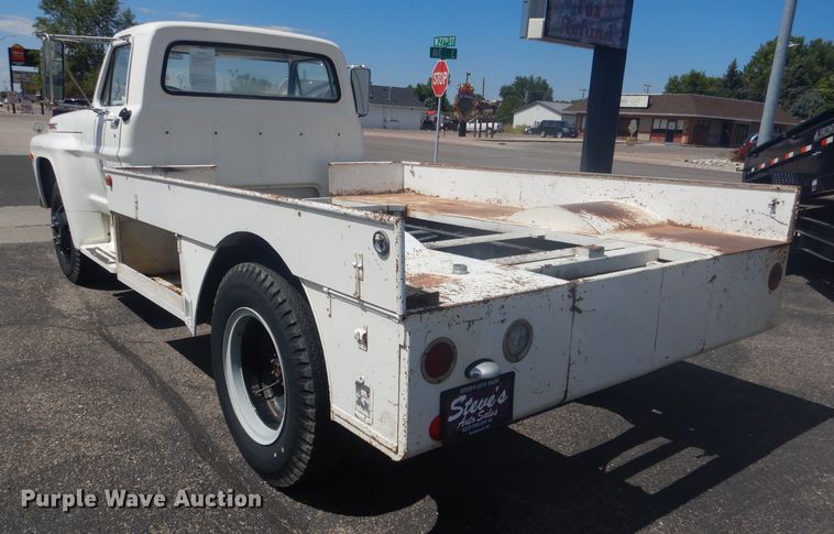 image for item HU9270 1972 Ford F600  flatbed truck