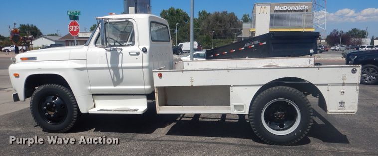 image for item HU9270 1972 Ford F600  flatbed truck