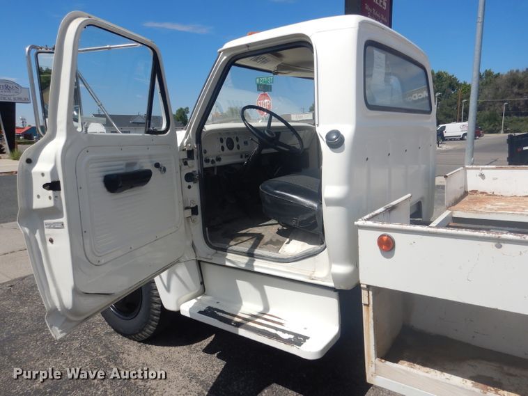 image for item HU9270 1972 Ford F600  flatbed truck