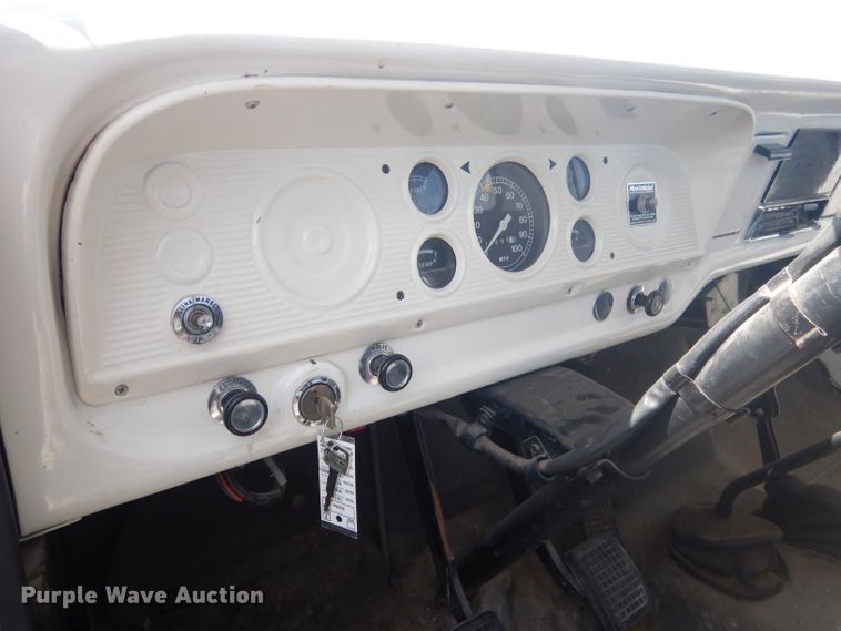 image for item HU9270 1972 Ford F600  flatbed truck