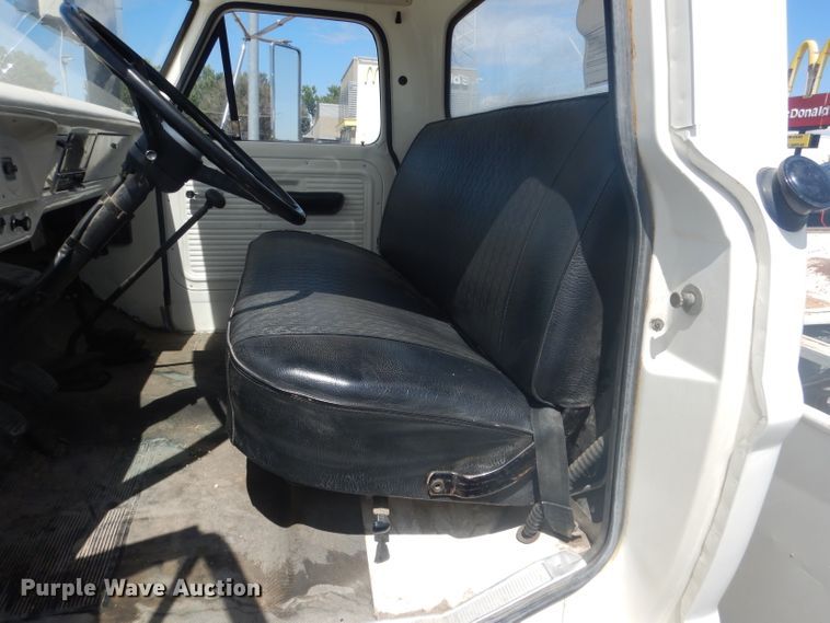 image for item HU9270 1972 Ford F600  flatbed truck