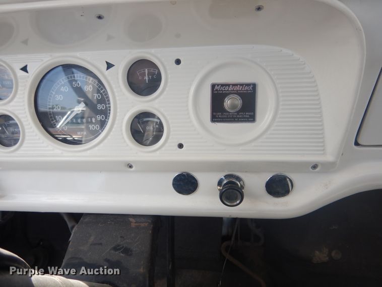 image for item HU9270 1972 Ford F600  flatbed truck