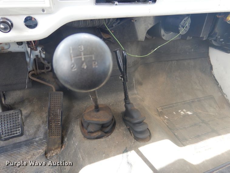 image for item HU9270 1972 Ford F600  flatbed truck