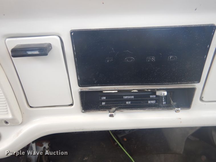 image for item HU9270 1972 Ford F600  flatbed truck