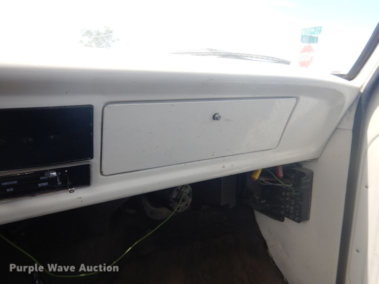 image for item HU9270 1972 Ford F600  flatbed truck