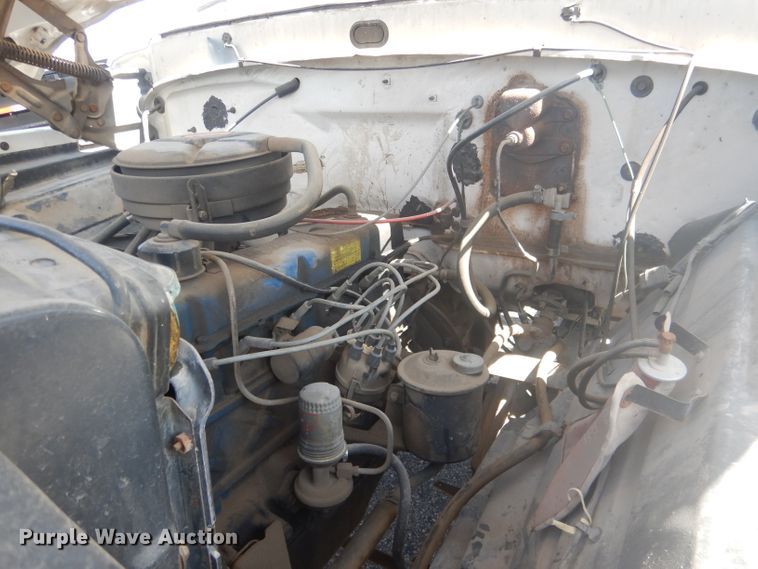 image for item HU9270 1972 Ford F600  flatbed truck