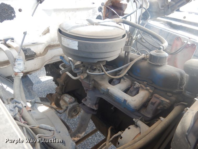 image for item HU9270 1972 Ford F600  flatbed truck