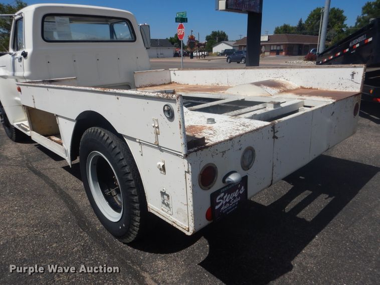 image for item HU9270 1972 Ford F600  flatbed truck