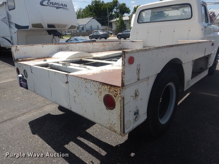 image for item HU9270 1972 Ford F600  flatbed truck