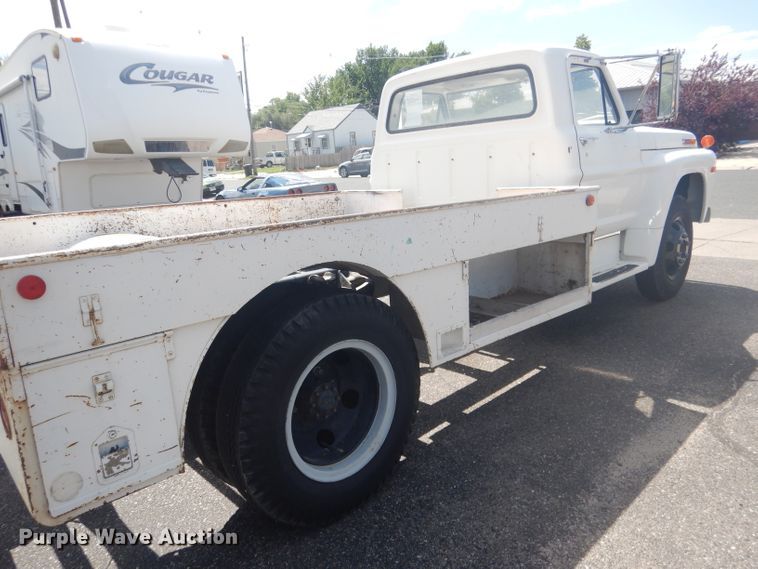 image for item HU9270 1972 Ford F600  flatbed truck