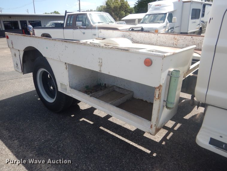 image for item HU9270 1972 Ford F600  flatbed truck
