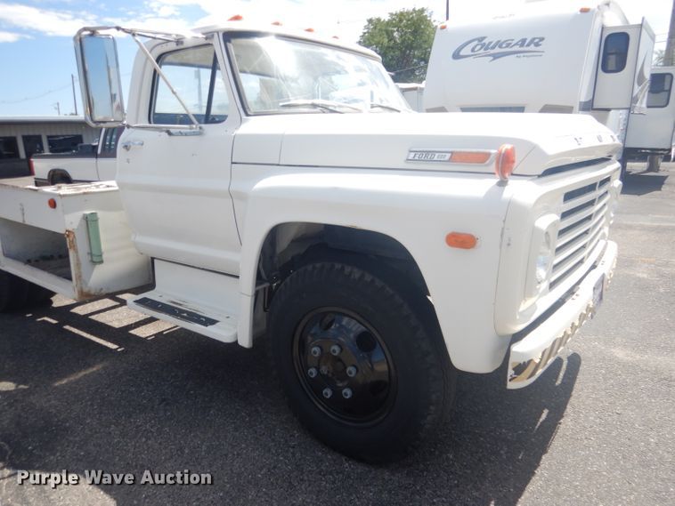 image for item HU9270 1972 Ford F600  flatbed truck