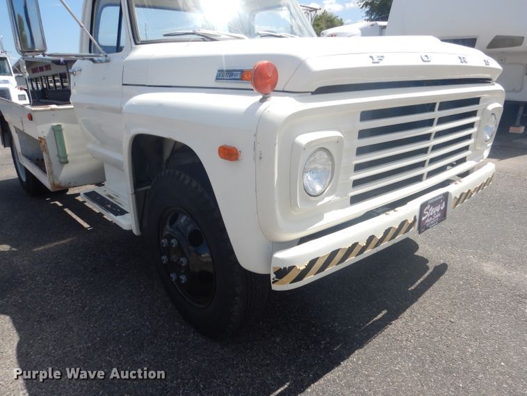 image for item HU9270 1972 Ford F600  flatbed truck