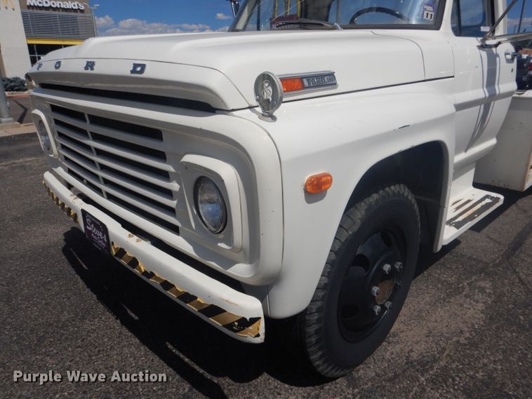 image for item HU9270 1972 Ford F600  flatbed truck