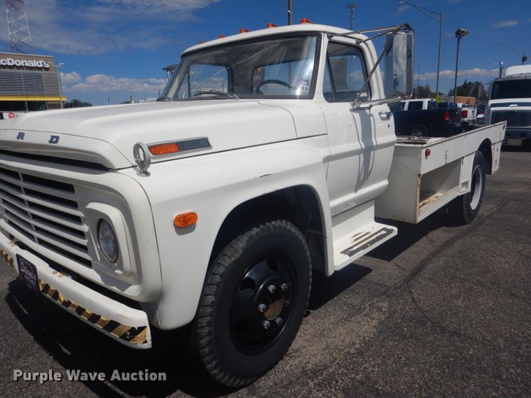 image for item HU9270 1972 Ford F600  flatbed truck