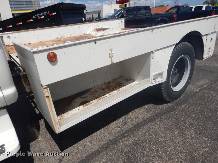 image for item HU9270 1972 Ford F600  flatbed truck