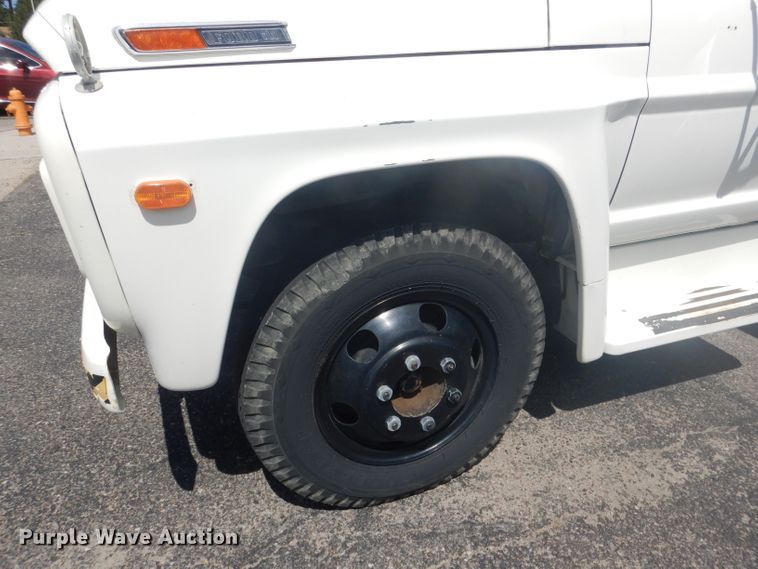 image for item HU9270 1972 Ford F600  flatbed truck