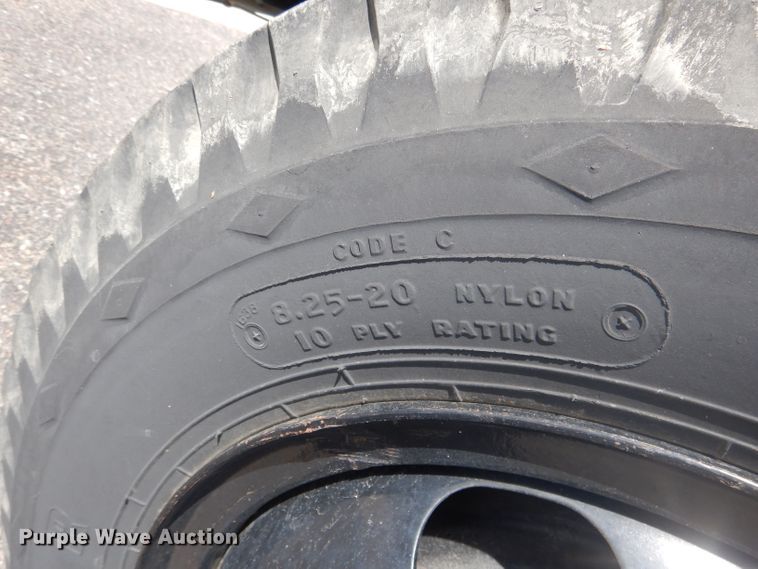 image for item HU9270 1972 Ford F600  flatbed truck