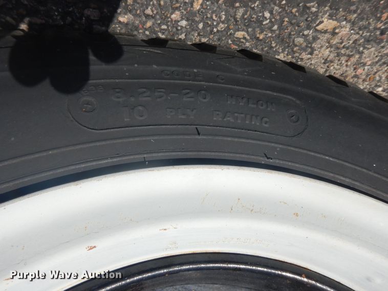 image for item HU9270 1972 Ford F600  flatbed truck