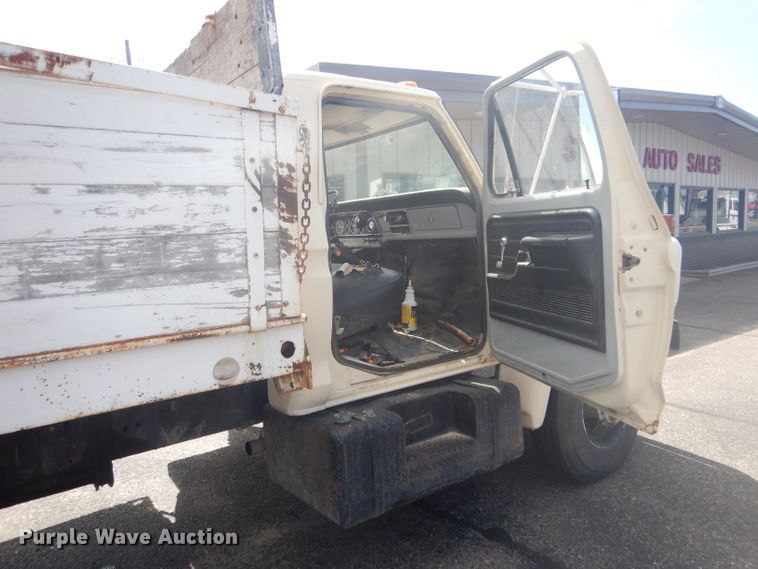image for item HU9271 1975 Ford F700  dump truck