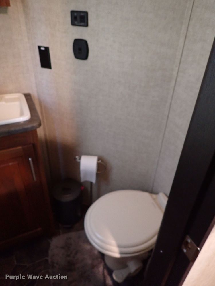 image for item IN9562 2015 Keystone Fuzion  camper