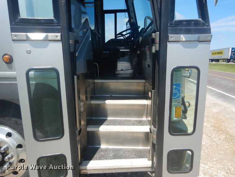 image for item IT9110 2007 MCI 102-DL3  coach bus