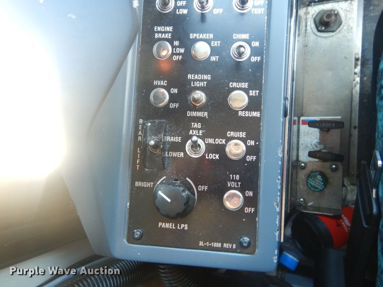 image for item IT9110 2007 MCI 102-DL3  coach bus