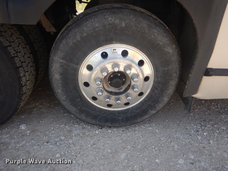 image for item IT9110 2007 MCI 102-DL3  coach bus