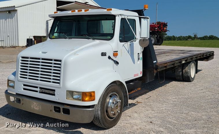 image for item IU9295 2001 International 4700  hydratail flatbed truck