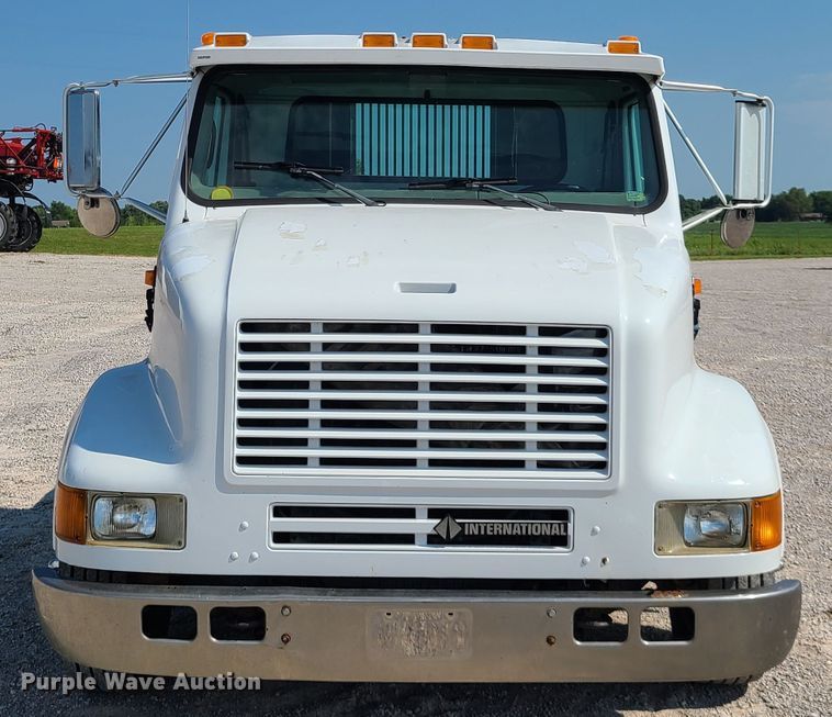 image for item IU9295 2001 International 4700  hydratail flatbed truck