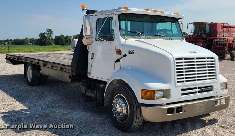 image for item IU9295 2001 International 4700  hydratail flatbed truck