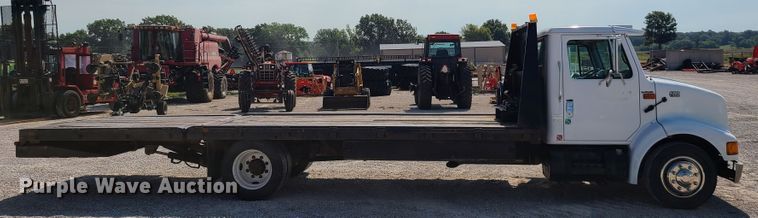 image for item IU9295 2001 International 4700  hydratail flatbed truck