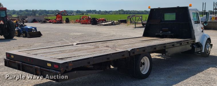 image for item IU9295 2001 International 4700  hydratail flatbed truck