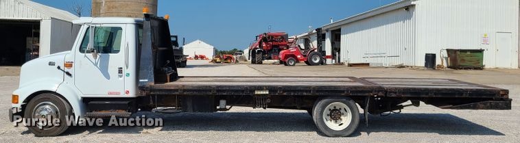 image for item IU9295 2001 International 4700  hydratail flatbed truck
