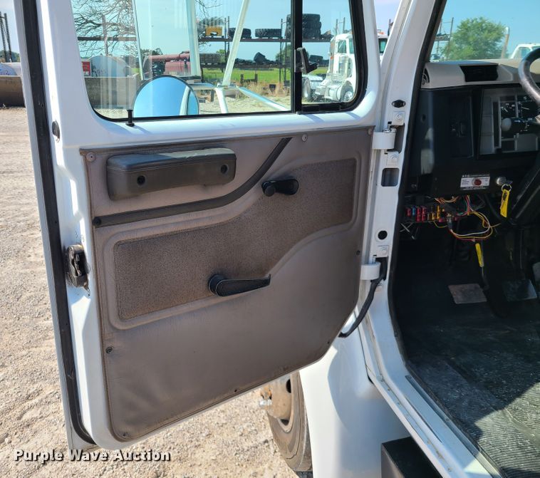 image for item IU9295 2001 International 4700  hydratail flatbed truck