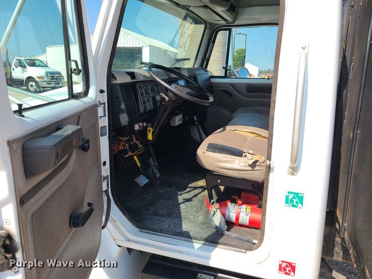 image for item IU9295 2001 International 4700  hydratail flatbed truck