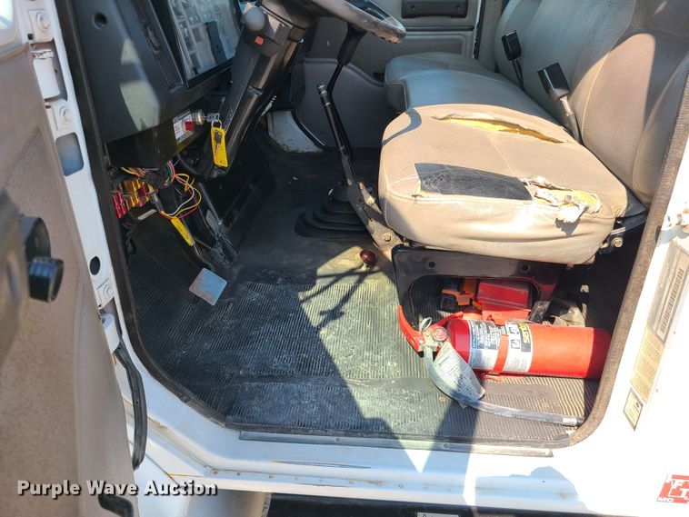 image for item IU9295 2001 International 4700  hydratail flatbed truck