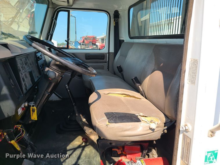 image for item IU9295 2001 International 4700  hydratail flatbed truck