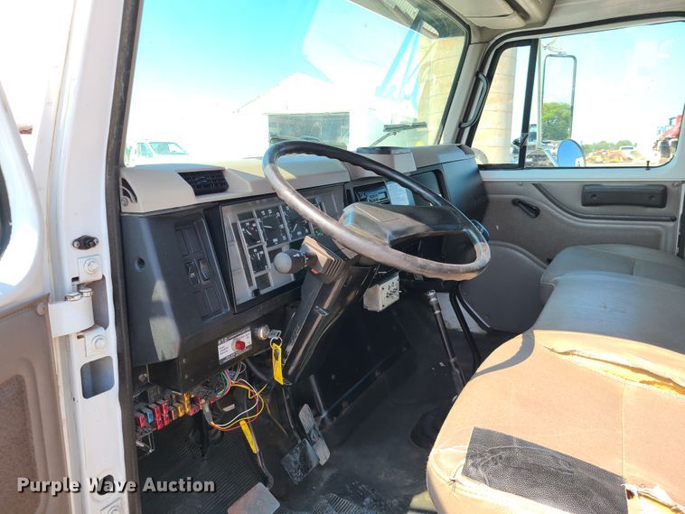 image for item IU9295 2001 International 4700  hydratail flatbed truck