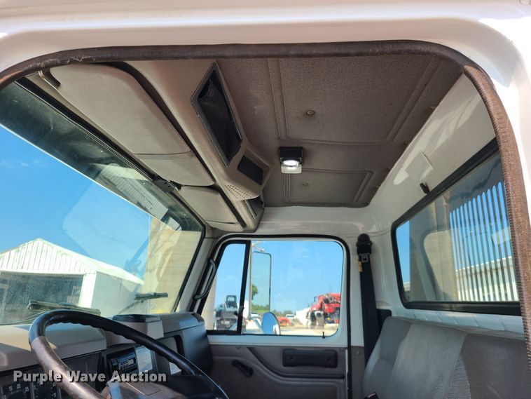 image for item IU9295 2001 International 4700  hydratail flatbed truck