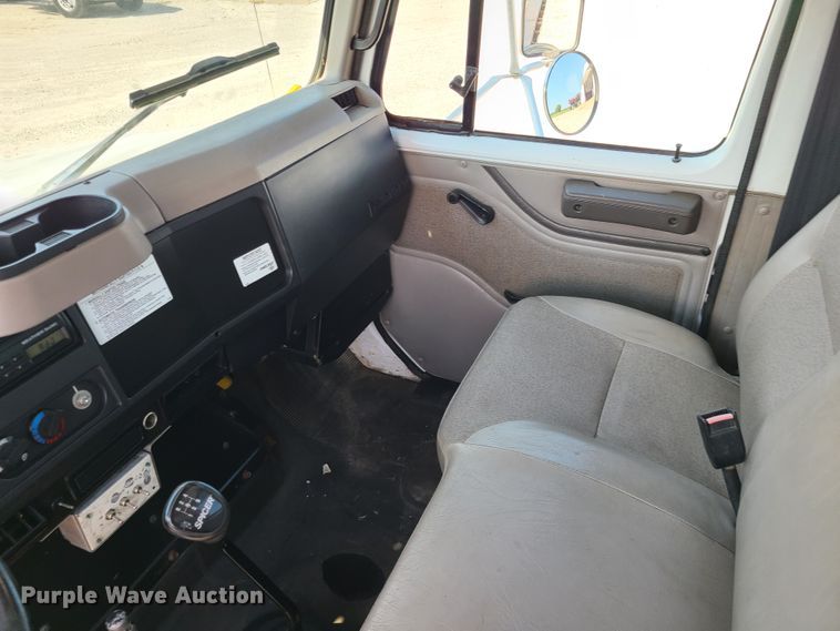 image for item IU9295 2001 International 4700  hydratail flatbed truck