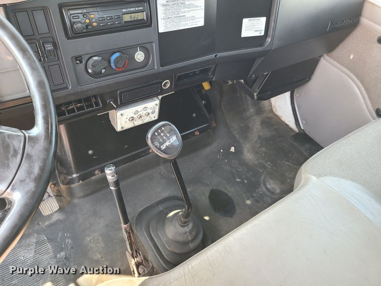 image for item IU9295 2001 International 4700  hydratail flatbed truck