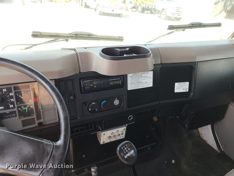 image for item IU9295 2001 International 4700  hydratail flatbed truck