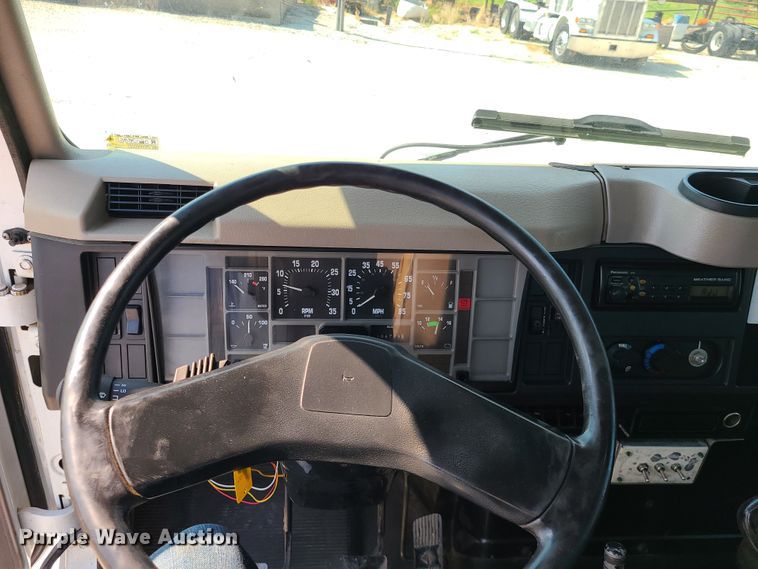 image for item IU9295 2001 International 4700  hydratail flatbed truck