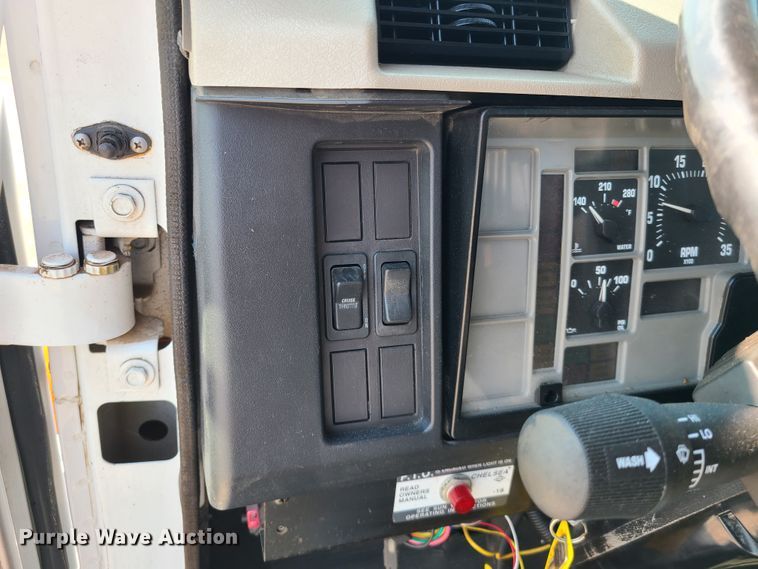 image for item IU9295 2001 International 4700  hydratail flatbed truck