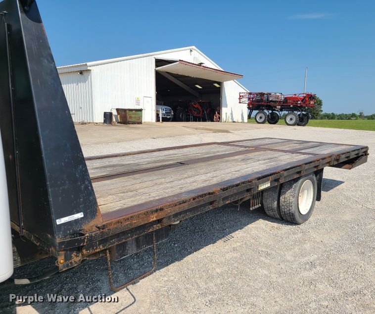 image for item IU9295 2001 International 4700  hydratail flatbed truck